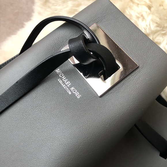 Michael Kors Medium Miranda bucket shoulder bag - Picture 2 of 8